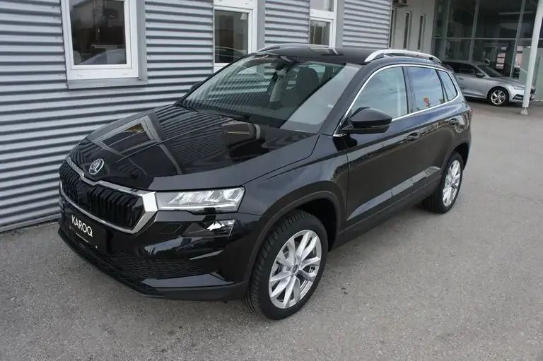 Schwarz metallicperleffektno Gebraucht 2024 Skoda Karoq Style SUV | € 36.990 (Fairer Preis) - Bild 1/4