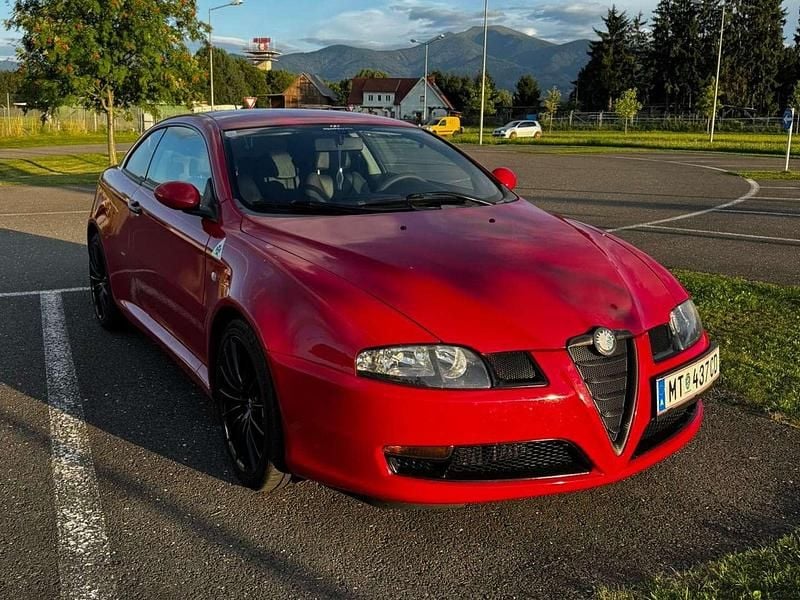 Rot Gebraucht 2004 Alfa Romeo GT Distinctive Coupé | € 11.700 - Bild 1/4