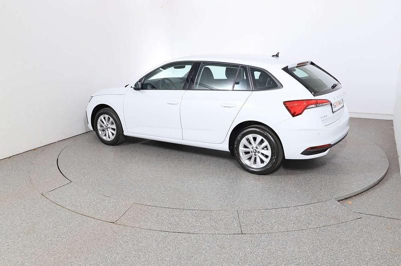 Neu Skoda Scala Essence 95 PS (69 kW) 2025 Weiß Kleinwagen