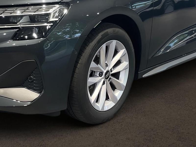 Neu Audi A3 Ambiente 116 PS (85 kW) 2025 Hellgrau  metallic Limousine