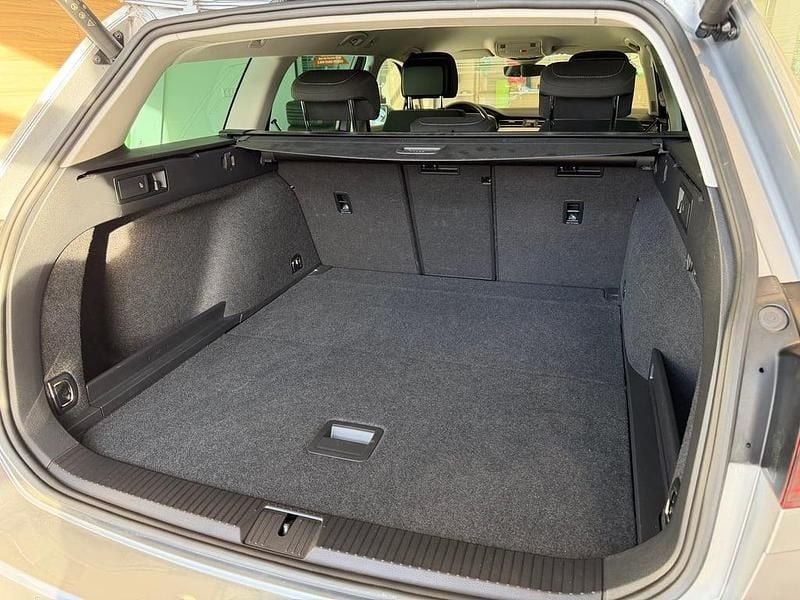 Gebraucht VW Passat Business 150 PS (110 kW) 2024 Silber  metallic Kombi