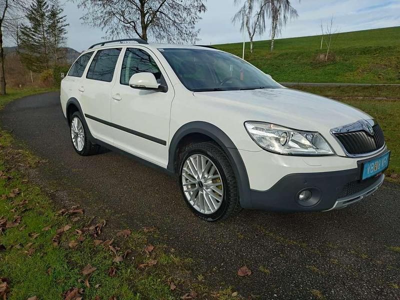 Weiß Gebraucht 2011 Skoda Octavia Kombi | € 12.490 (Teuer) - Bild 1/4