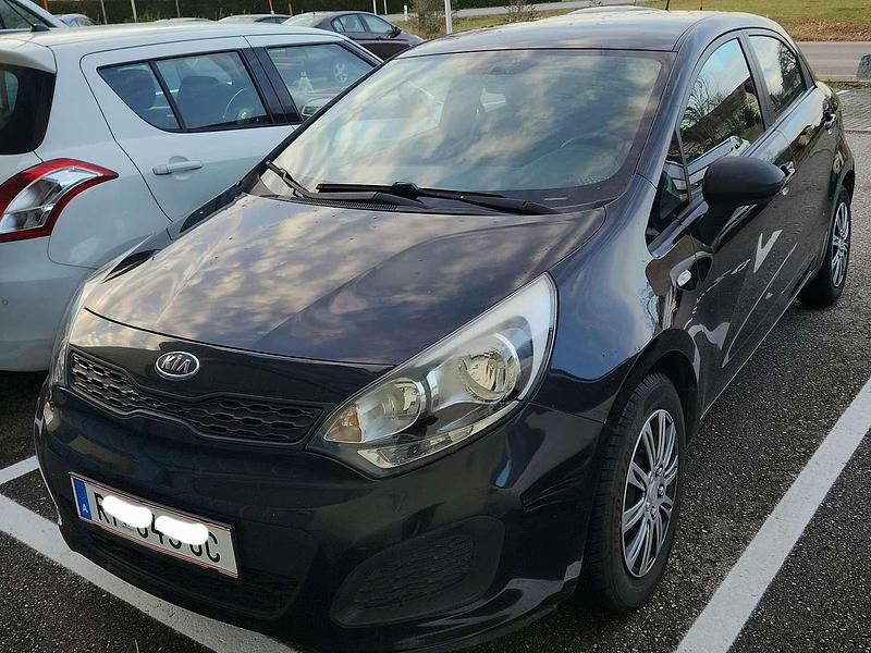 Schwarz Gebraucht 2012 Kia Rio Limousine | € 3.700 (Fairer Preis) - Bild 1/4