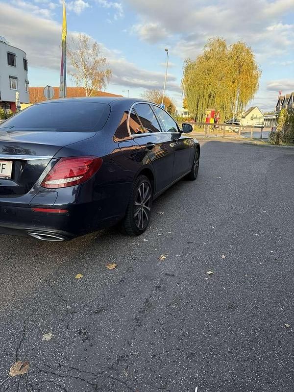 Gebraucht Mercedes E300 Avantgarde 194 PS (142 kW) 2020 Limousine