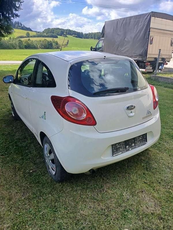 Gebraucht Ford Ka Trend 69 PS (50 kW) 2013 Weiß Kleinwagen