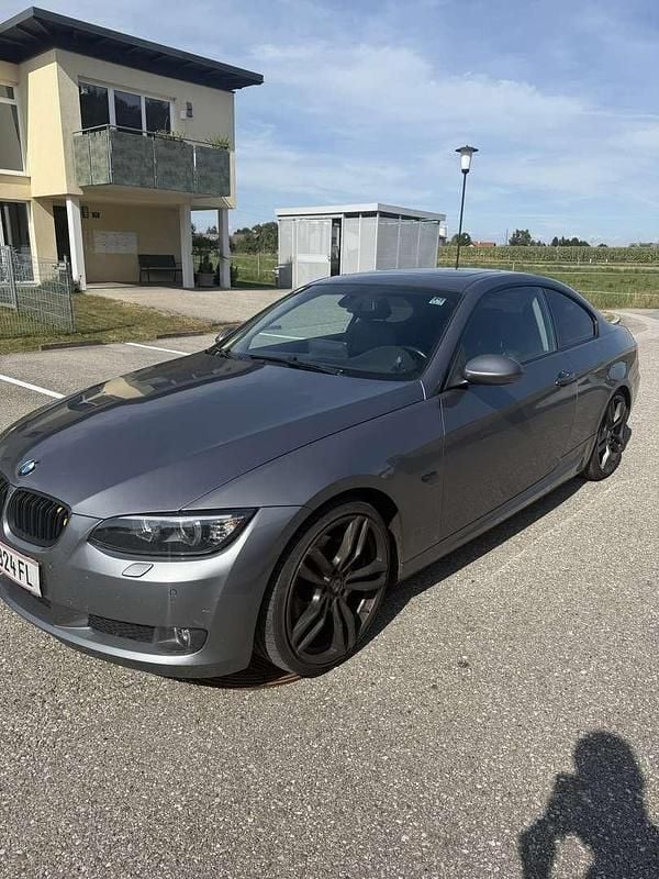 Grau Gebraucht 2007 BMW 320 Coupé | € 8.200 (Fairer Preis) - Bild 1/4