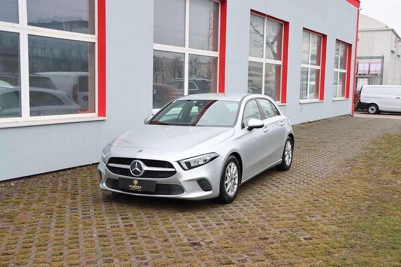 Gebraucht Mercedes A180 116 PS (85 kW) 2018 Grau Kleinwagen