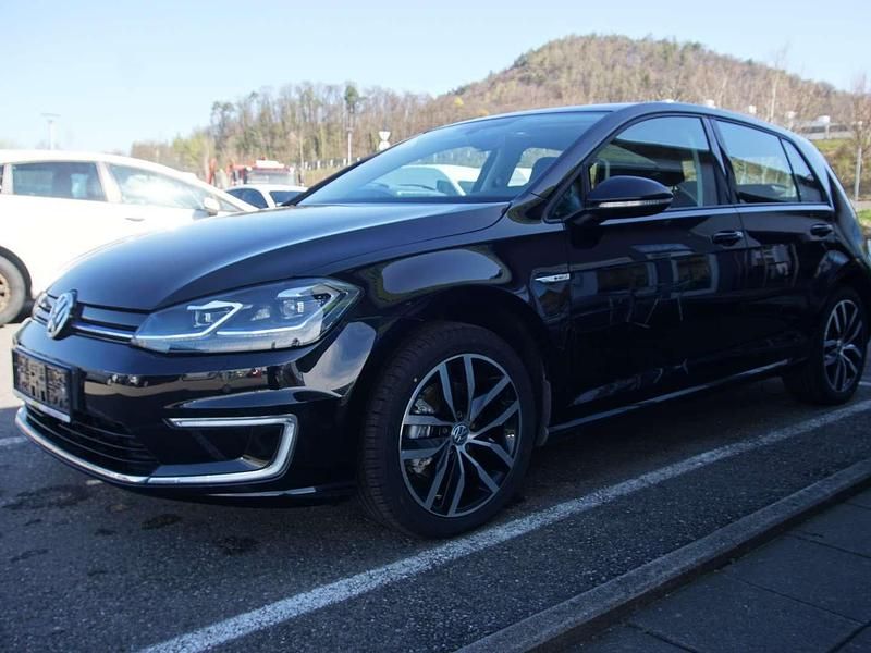 Gebraucht VW e-Golf 100 kW (136 PS) 2018 Schwarz Kleinwagen
