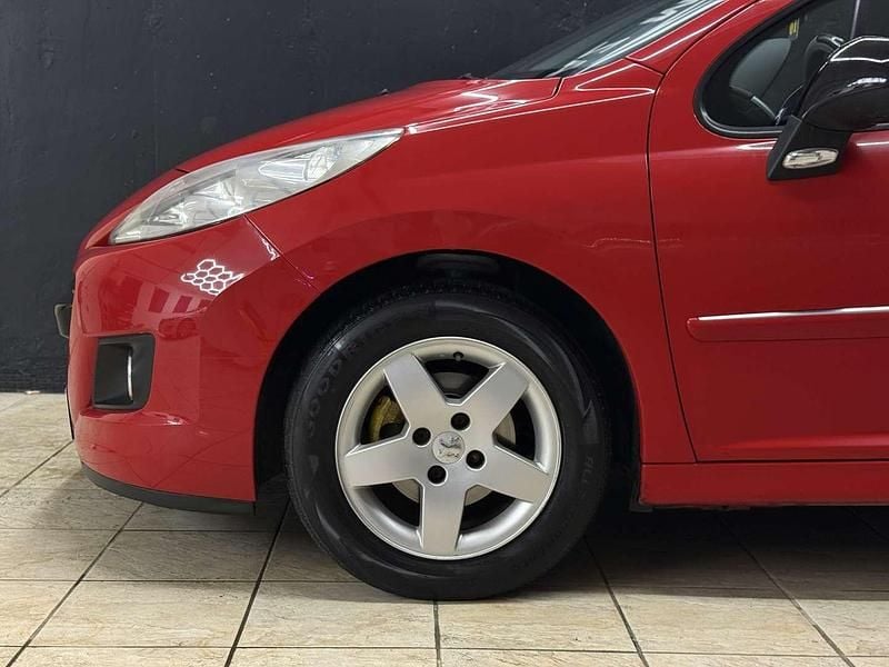 Gebraucht Peugeot 207 73 PS (53 kW) 2010 Rot Kleinwagen