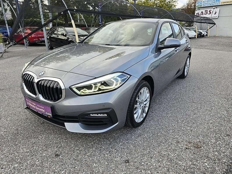 Grau Gebraucht 2022 BMW 120 Sport Line Kleinwagen | € 29.490 (Fairer Preis) - Bild 1/4