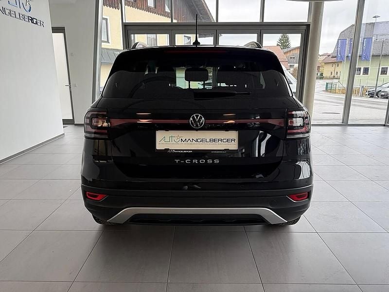 Gebraucht VW T-Cross Life 110 PS (80 kW) 2023 Deep black SUV
