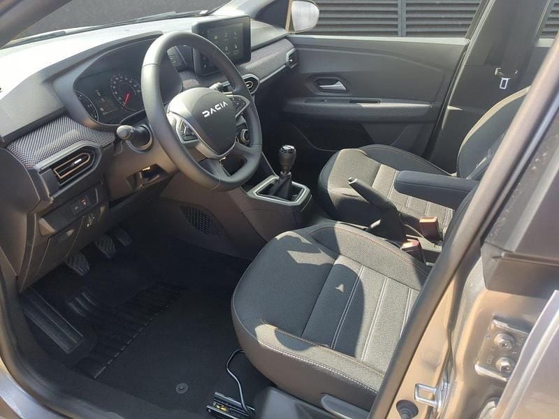 Neu Dacia Sandero Expression 101 PS (74 kW) 2025 Grau Kleinwagen