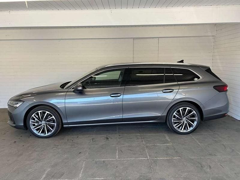 Gebraucht Skoda Superb LAURIN & KLEMENT 193 PS (141 kW) 2024 Grau Kombi