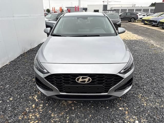 Neu Hyundai i30 95 PS (69 kW) 2025 Silber sonderlackierung Limousine