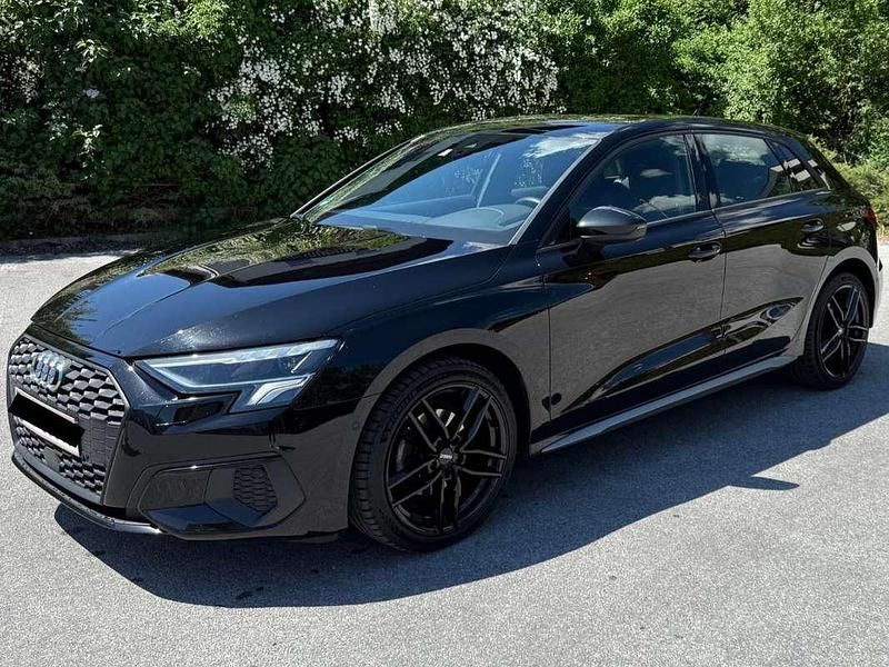 Schwarz Gebraucht 2022 Audi A3 Sportback Ambiente Kleinwagen | € 21.990 (Guter Preis) - Bild 1/4