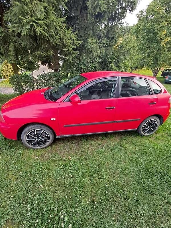 Rot Gebraucht 2002 Seat Ibiza Limousine | € 4.500 - Bild 1/4