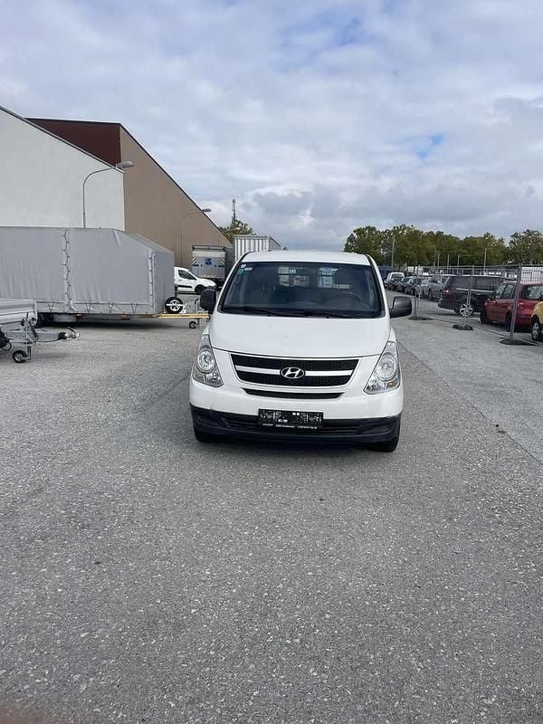 Gebraucht 2009 Hyundai H-1 Van / Kleinbus | € 3.000 - Bild 1/4