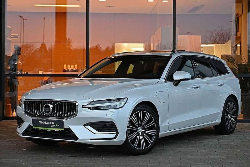 Weiß Gebraucht 2021 Volvo V60 Momentum Kombi | € 30.590 (Guter Preis) - Bild 1/4