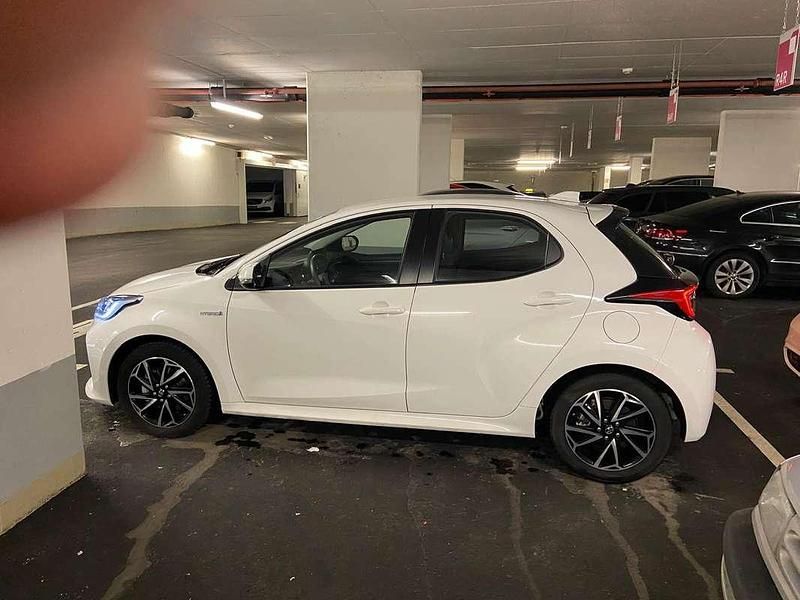 Gebraucht Toyota Yaris Hybrid Active 92 PS (67 kW) 2021 Weiß Limousine