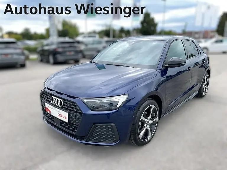 Mittelblau metallic Neu 2025 Audi A1 Sportback Kleinwagen | € 31.900 (Teuer) - Bild 1/4
