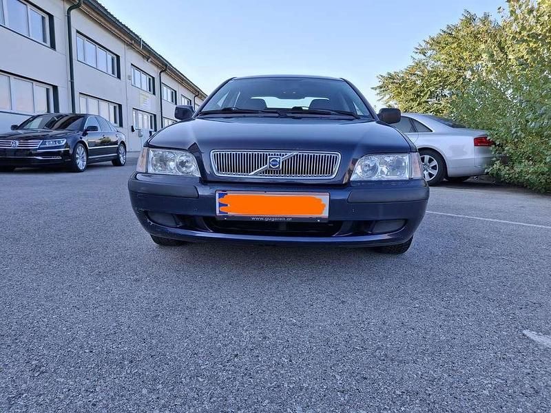 Blau Gebraucht 2002 Volvo S40 Comfort Limousine | € 2.900 - Bild 1/4