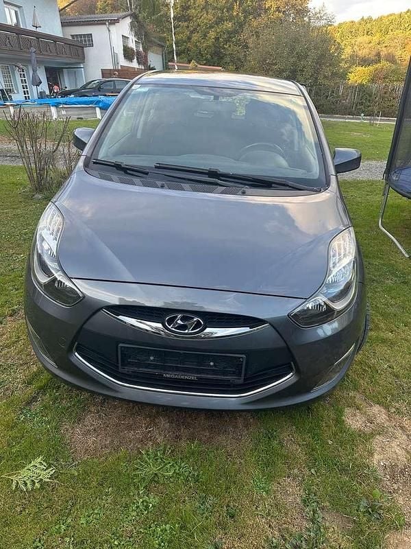 Grau Gebraucht 2011 Hyundai ix20 Kleinwagen | € 3.700 (Fairer Preis) - Bild 1/3