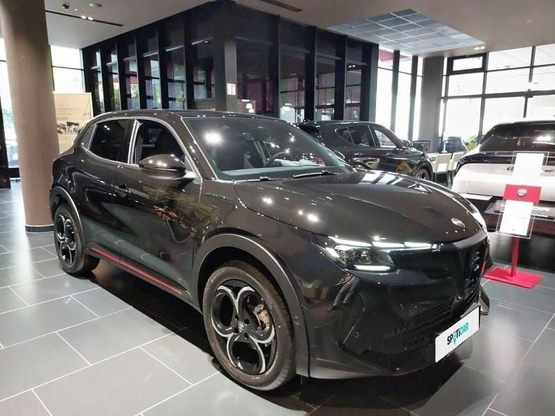 Neu Alfa Romeo Junior Edizione Speciale 136 PS (100 kW) 2025 Schwarz SUV