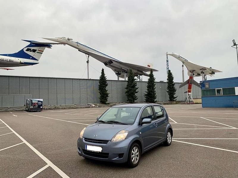 Grau Gebraucht 2010 Daihatsu Sirion Kleinwagen | € 4.950 - Bild 1/4