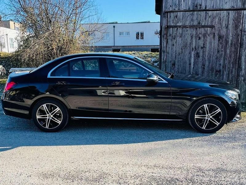 Gebraucht Mercedes C180 122 PS (89 kW) 2019 Schwarz Limousine