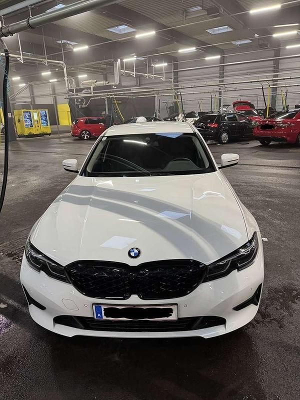 Weiß Gebraucht 2022 BMW 318 Limousine | € 36.000 (Fairer Preis) - Bild 1/4
