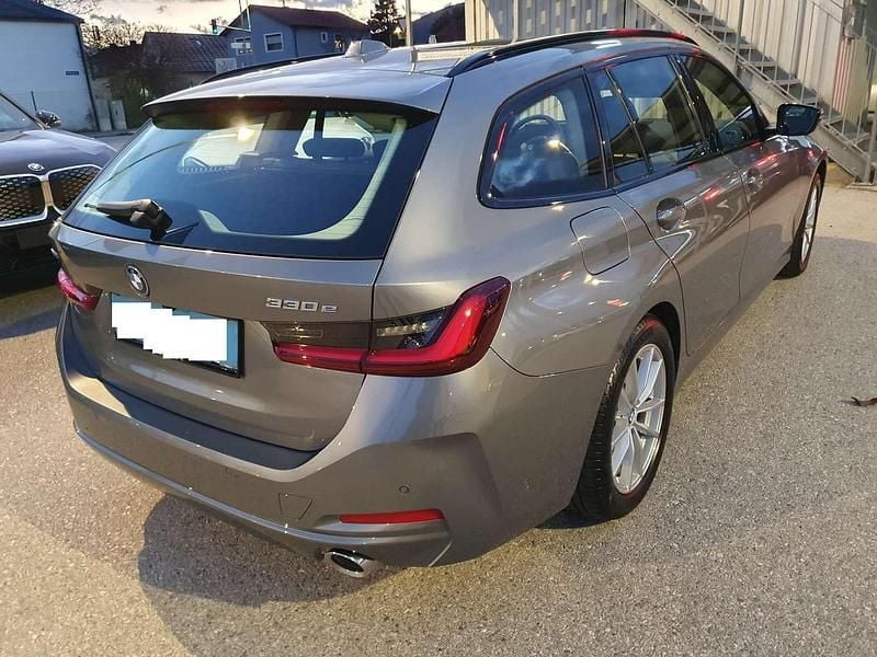 Gebraucht BMW 330e 184 PS (135 kW) 2023 Grau Kombi
