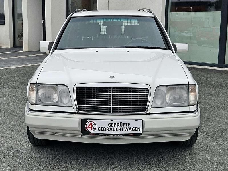 Gebraucht Mercedes E220 150 PS (110 kW) 1994 Weiß Kombi