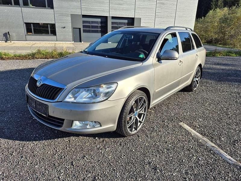 Beige Gebraucht 2012 Skoda Octavia Kombi | € 6.500 - Bild 1/4