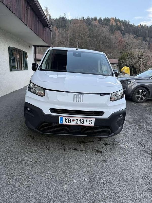 Weiß Gebraucht 2024 Fiat Doblò Van / Kleinbus | € 21.000 (Teuer) - Bild 1/4