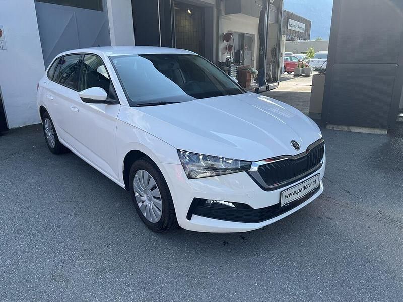 Weiss normal Gebraucht 2021 Skoda Scala Ambition Kleinwagen | € 15.923 (Etwas zu teuer) - Bild 1/4