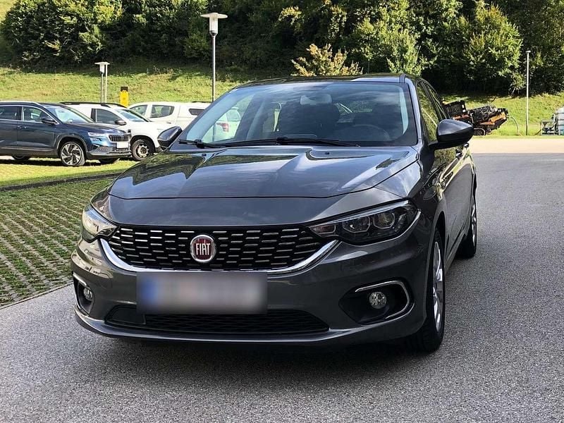 Grau Gebraucht 2017 Fiat Tipo Lounge Kleinwagen | € 9.900 (Etwas zu teuer) - Bild 1/3
