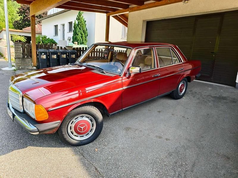 Rot Gebraucht 1982 Mercedes 200 Limousine | € 9.900 - Bild 1/4