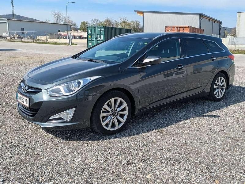 Grau Gebraucht 2014 Hyundai i40 Premium Kombi | € 6.900 - Bild 1/4