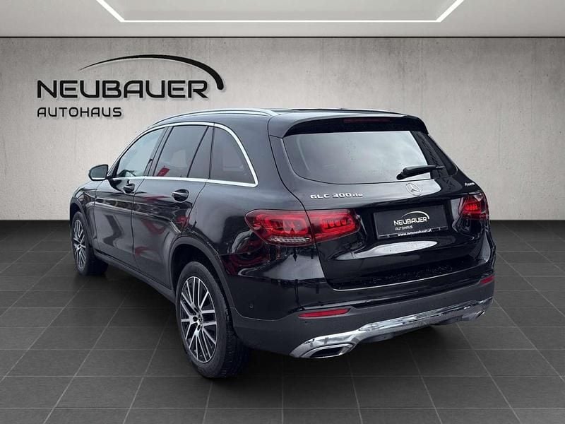 Gebraucht Mercedes GLC300e 194 PS (142 kW) 2021 Schwarz SUV