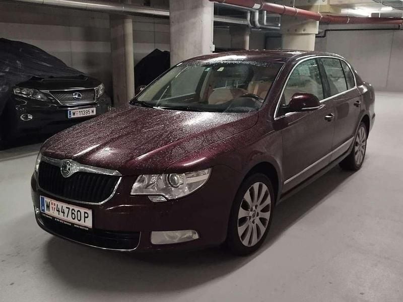 Rot Gebraucht 2011 Skoda Superb Elegance Limousine | € 6.399 (Fairer Preis) - Bild 1/4