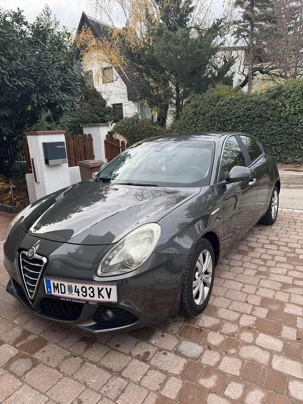 Grau Gebraucht 2011 Alfa Romeo Giulietta Distinctive Limousine | € 2.900 (Fairer Preis) - Bild 1/4