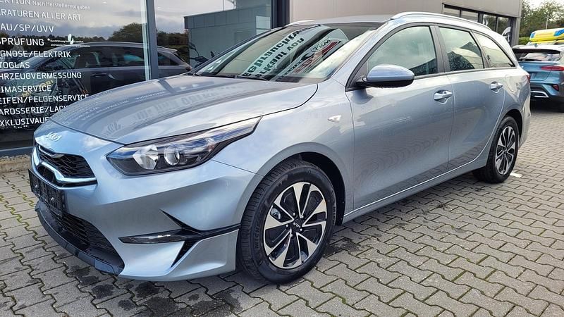 Neu Kia Ceed Sportswagon 140 PS (102 kW) 2025 Silber Kombi