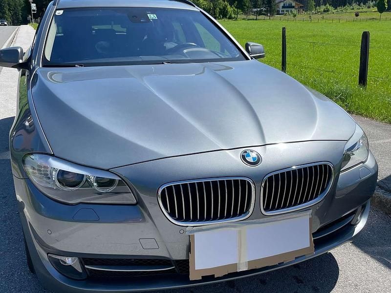Grau Gebraucht 2012 BMW 520 Kombi | € 14.590 - Bild 1/4