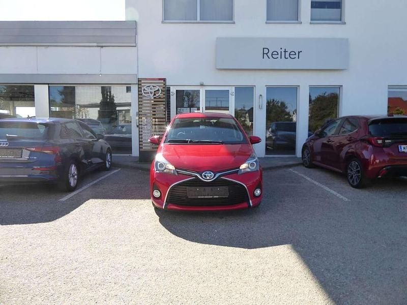 Rot Gebraucht 2014 Toyota Yaris Hybrid Lounge Kleinwagen | € 10.490 (Guter Preis) - Bild 1/4