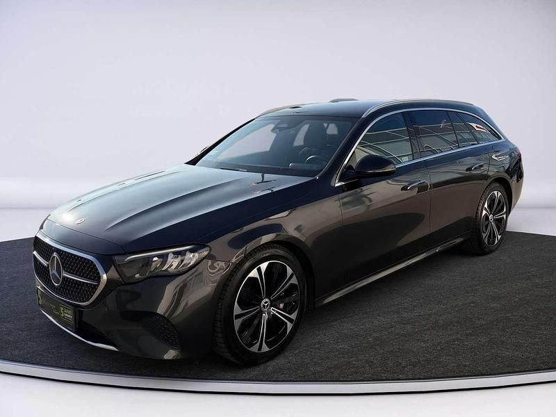 Gebraucht Mercedes E300 197 PS (144 kW) 2024 Grau Kombi