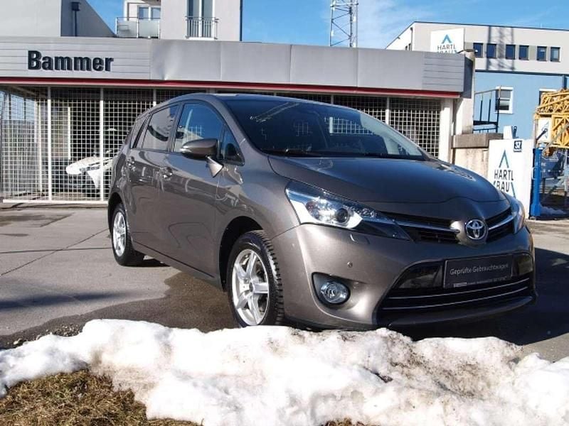 Grau Gebraucht 2017 Toyota Verso Lounge Van / Kleinbus | € 14.800 (Fairer Preis) - Bild 1/4