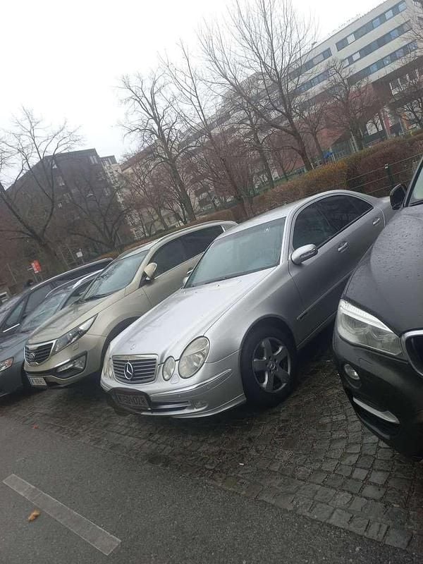 Grau Gebraucht 2003 Mercedes E200 Avantgarde Limousine | € 4.500 (Fairer Preis) - Bild 1/4