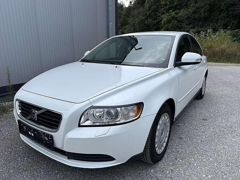 Weiß Gebraucht 2010 Volvo S40 Limousine | € 5.700 - Bild 1/4