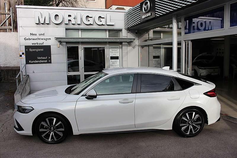 Weiß Gebraucht 2024 Honda Civic Elegance Limousine | € 27.900 (Guter Preis) - Bild 1/4