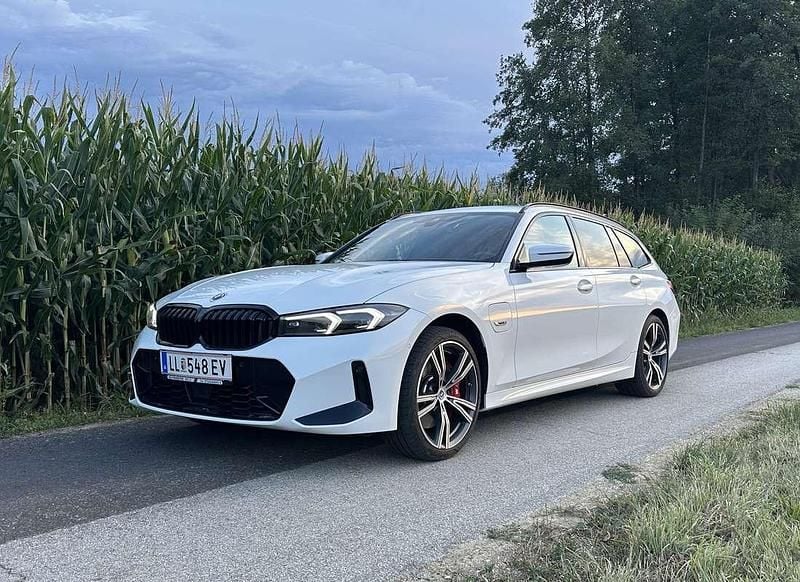 Gebraucht BMW 330e M Performance 292 PS (214 kW) 2022 Weiß Kombi